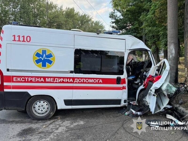 У Дніпрі “швидка” врізалась у стовп, загинув медик