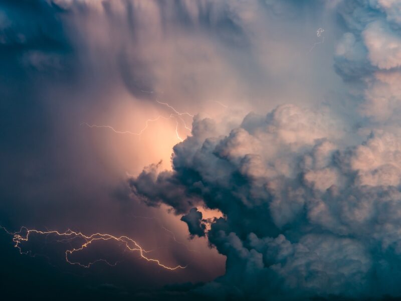 У кількох регіонах України очікуються грози та шквали