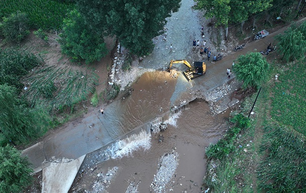 У Китаї через потужні зливи евакуйовано понад 80 тисяч людей, є загиблі