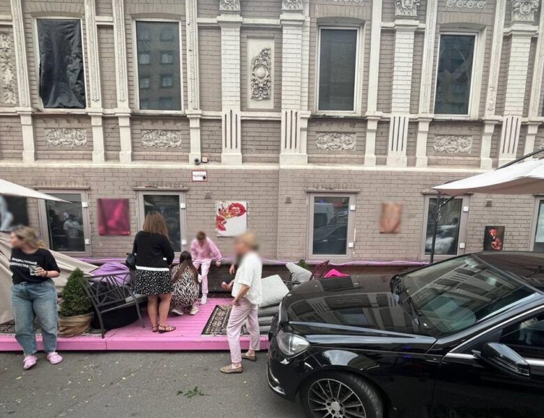 У Києві автомобіль зніс літню терасу з людьми