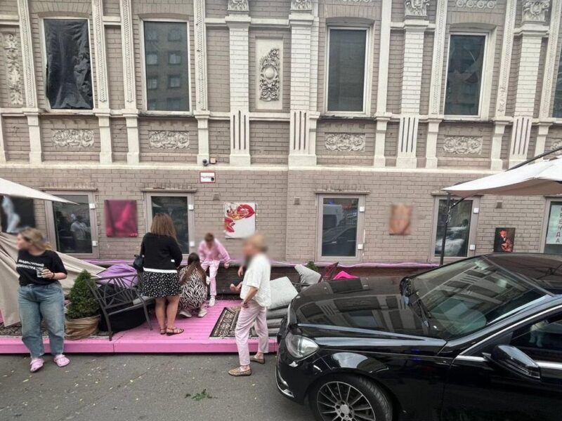 У Києві автомобіль зніс літню терасу з людьми