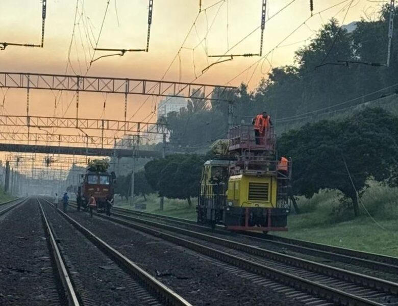 У Києві через нічну атаку пошкоджено залізницю: потяги затримуються