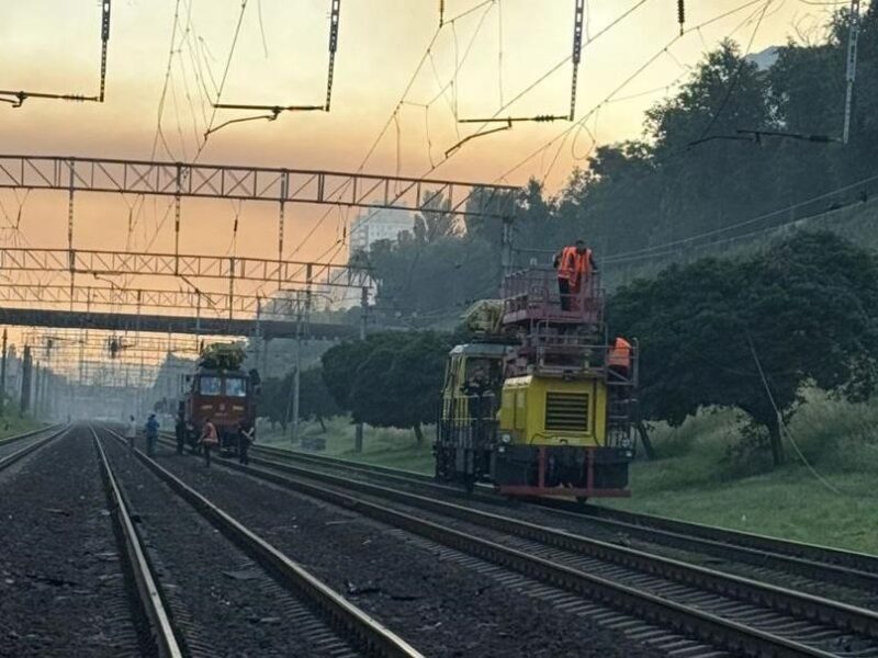 У Києві через нічну атаку пошкоджено залізницю: потяги затримуються