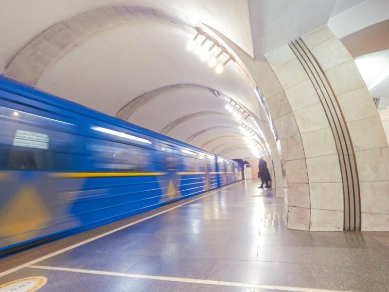 У Києві через підозрілий предмет закрили станцію метро Либідська