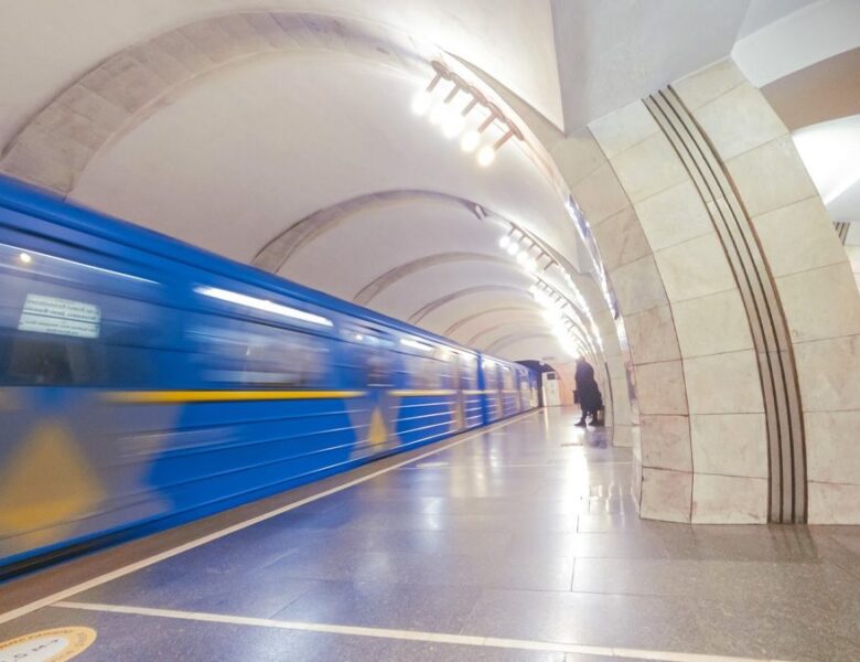 У Києві через підозрілий предмет закривали станцію метро Либідська