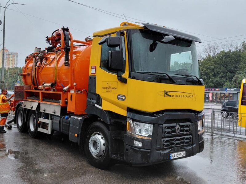 У Києві через залпові зливи затопило вулиці