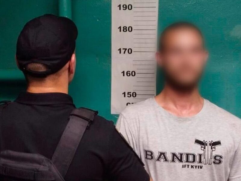 У Києві чоловік п’яним на спір катався між вагонами метро