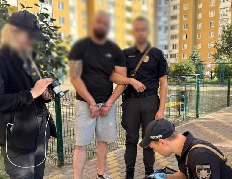 У Києві чоловік стріляв по авто у дворі будинку