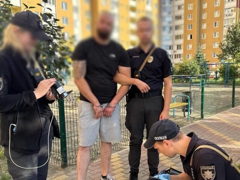 У Києві чоловік стріляв по авто у дворі будинку