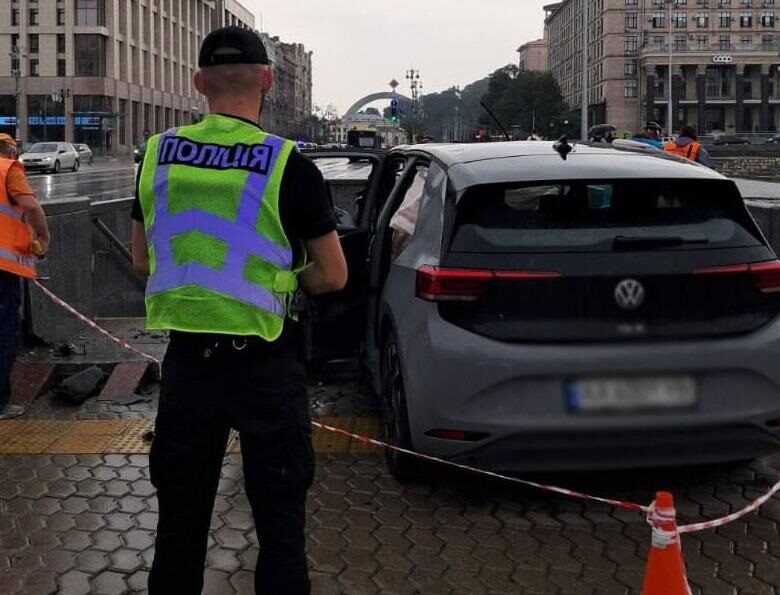 У Києві електромобіль влетів у підземний перехід, водія госпіталізовано