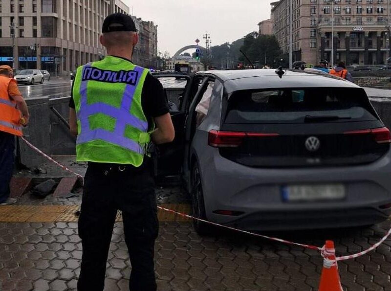 У Києві електромобіль влетів у підземний перехід, водія госпіталізовано
