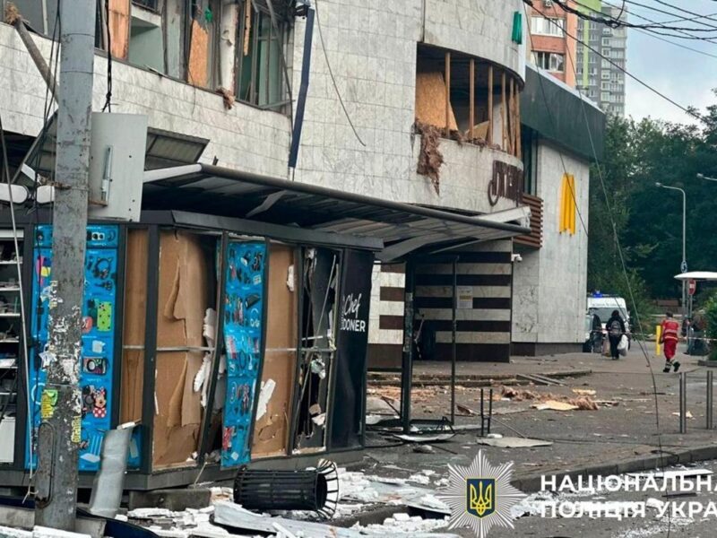 У Києві пограбували магазин, який постраждав під час атаки РФ