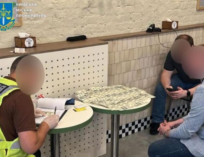 У Києві працівника суду за гроші “допомагав” колегам оновити дані в ТЦК