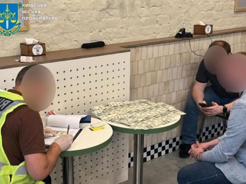 У Києві працівника суду за гроші “допомагав” колегам оновити дані в ТЦК