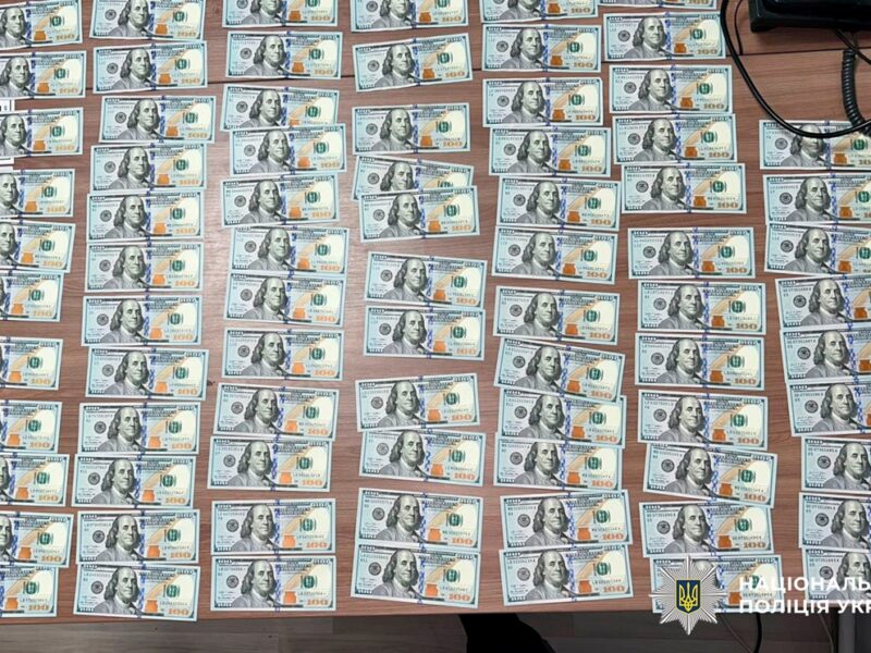 У Києві затримали жінку, яка на першому побаченні викрала майже $50 тис