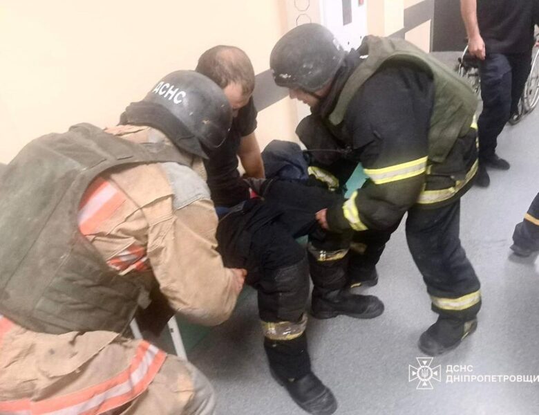 У Нікополі росіяни атакували рятувальників: п’ятеро постраждалих