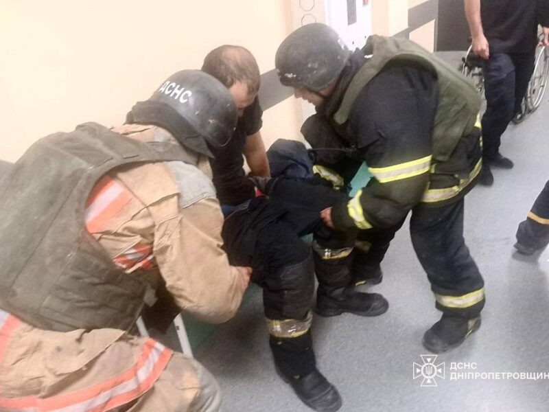 У Нікополі росіяни атакували рятувальників: п’ятеро постраждалих