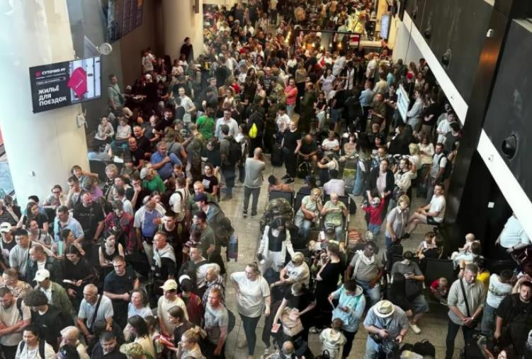 У РФ заявили про знешкодження 120 дронів, в аеропортах виник колапс