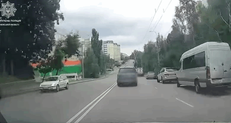 У Рівному п’яний водій врізався в магазин, тікаючи від патрульних