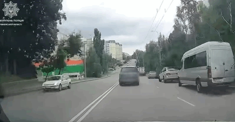 У Рівному п’яний водій врізався в магазин, тікаючи від патрульних