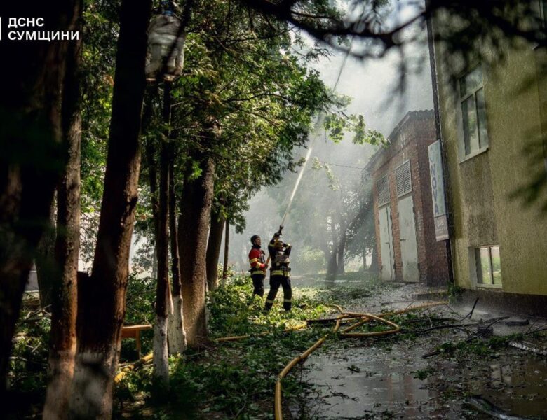 У Сумах росіяни повторно вдарили по місцю, де працювали рятувальники