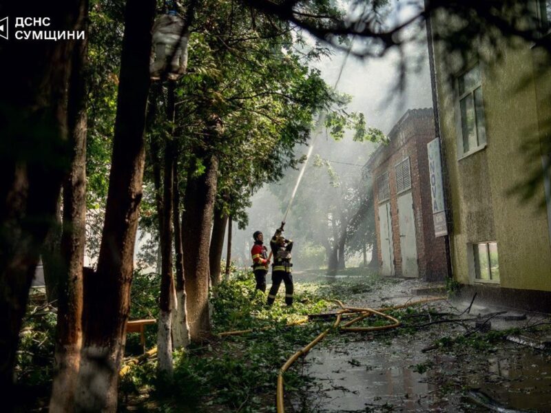 У Сумах росіяни повторно вдарили по місцю, де працювали рятувальники