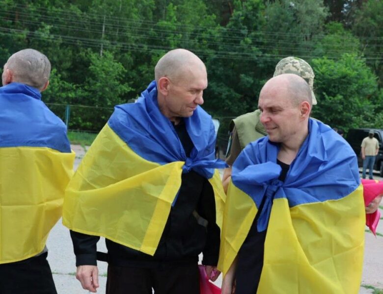 Україна повернула з полону військових і цивільних