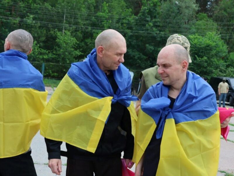 Україна повернула з полону військових і цивільних