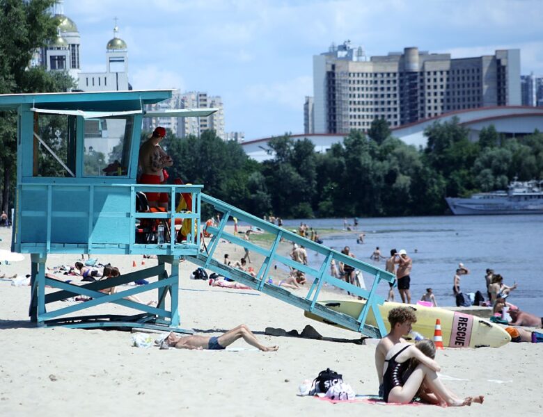 Українцям прогнозують спеку з локальними грозами