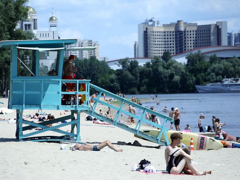 Українцям прогнозують спеку з локальними грозами