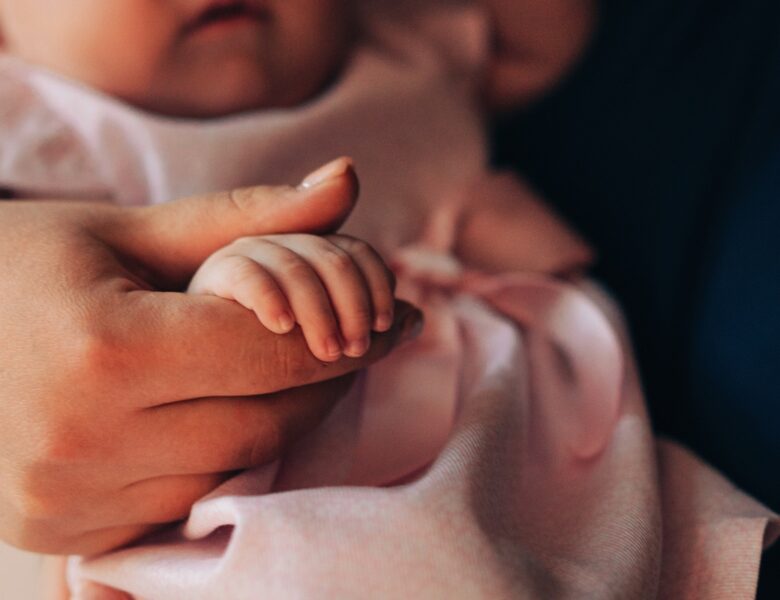 Уряд погодив збільшення допомоги при народження дитини