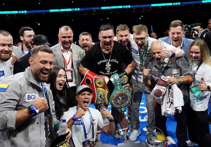 Усик прибув до України після перемоги в реванші