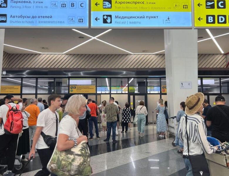 В аеропортах Москви триває колапс через дрони: пасажирам видають килимки