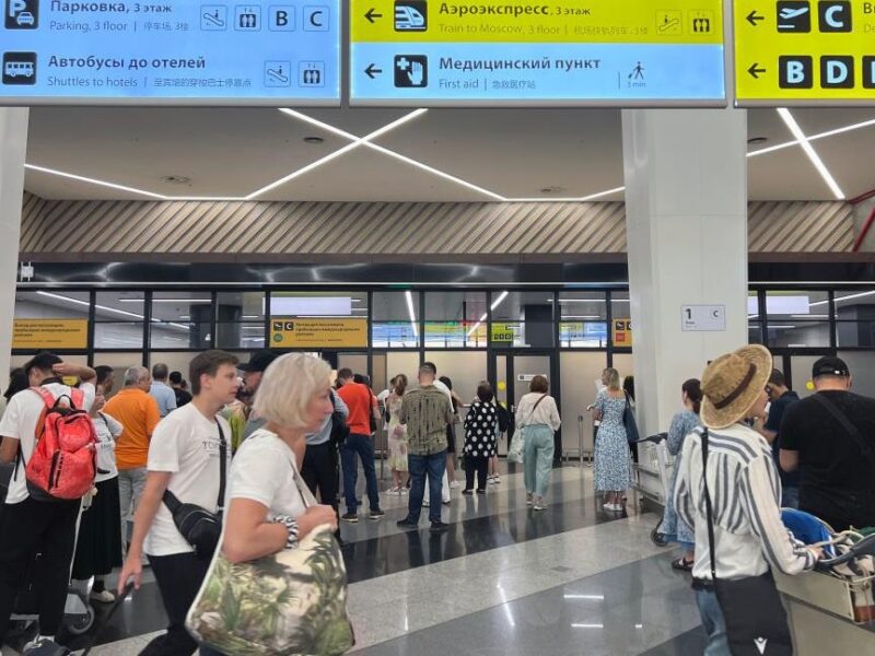 В аеропортах Москви триває колапс через дрони: пасажирам видають килимки