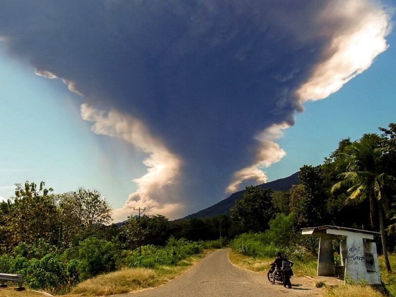В Індонезії триває виверження потужного вулкану Левотобі