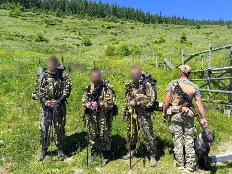 В Карпатах службовий пес допоміг затримати ухилянтів