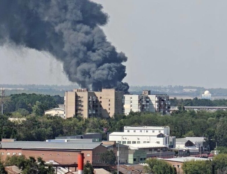 В Ростові на складі спалахнула величезна пожежа