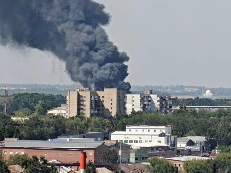 В Ростові на складі спалахнула величезна пожежа