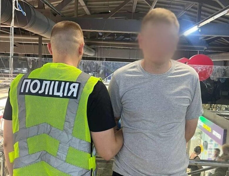 В ТЦ Києва сталася поножовщина: поліція затримала підозрюваного