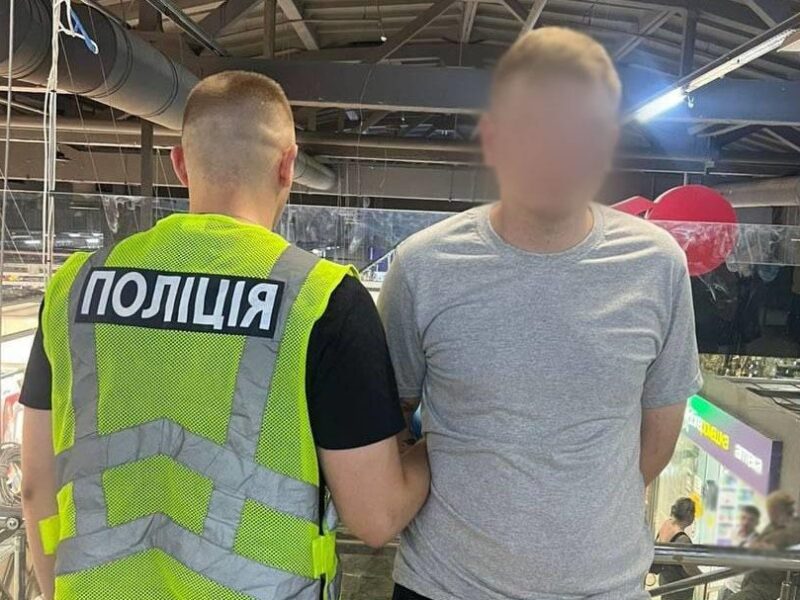 В ТЦ Києва сталася поножовщина: поліція затримала підозрюваного