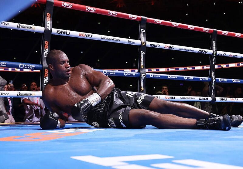 Вечірка перед боєм: відома причина пізнього прибуття Дюбуа на арену