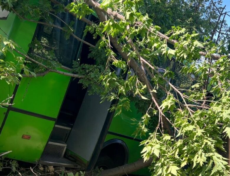 “Водію стало зле”: в Харкові автобус потрапив в ДТП, є потерпілі