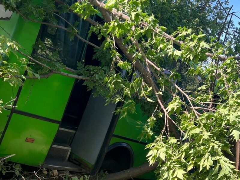 “Водію стало зле”: в Харкові автобус потрапив в ДТП, є потерпілі