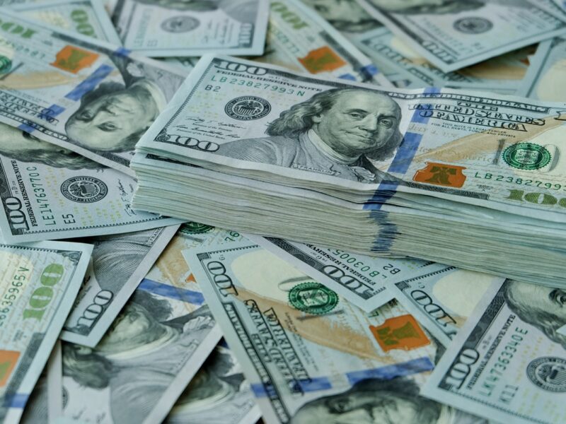 Євро витісняє долар зі світових резервів – МВФ