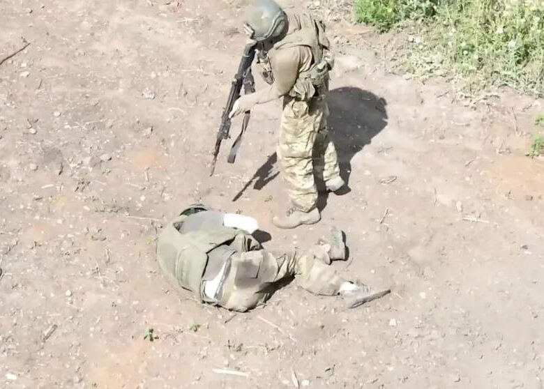 З’явилось відео, як військовий РФ убив пораненого