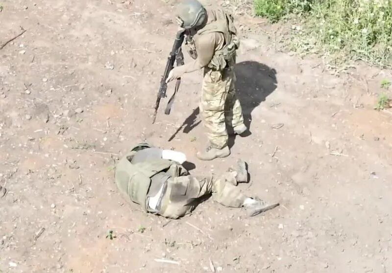 З’явилось відео, як військовий РФ убив пораненого