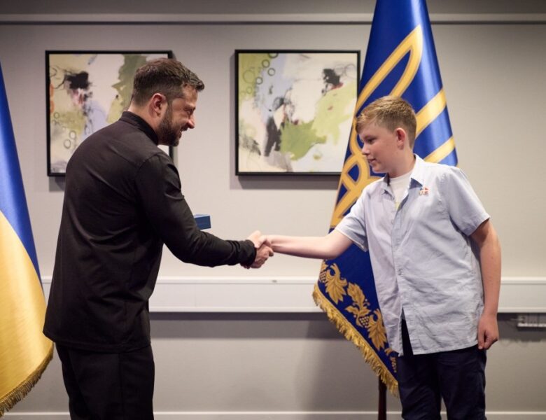 Зеленський нагородив 11-річного данського волонтера