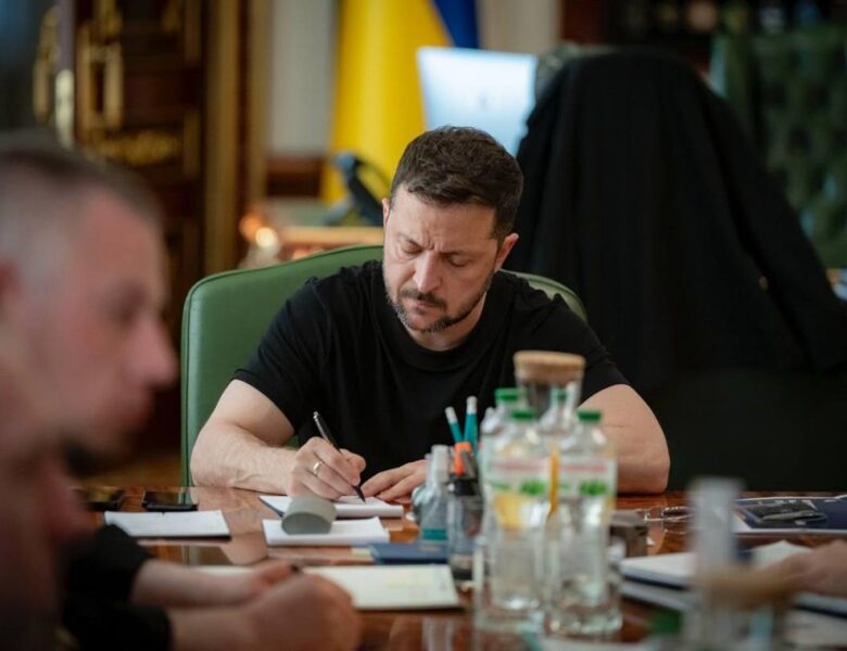 Зеленський підписав три невідкладні закони