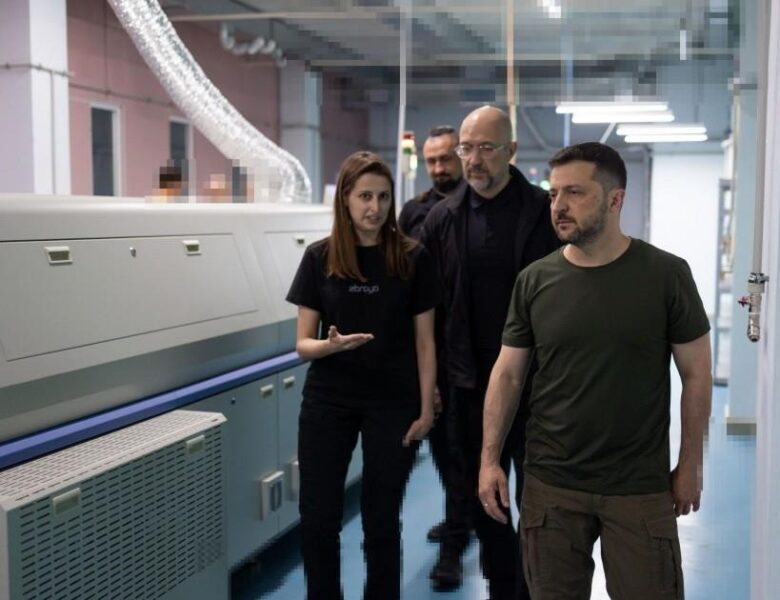 Зеленський побував на підприємстві, яке робить зброю “розумною”