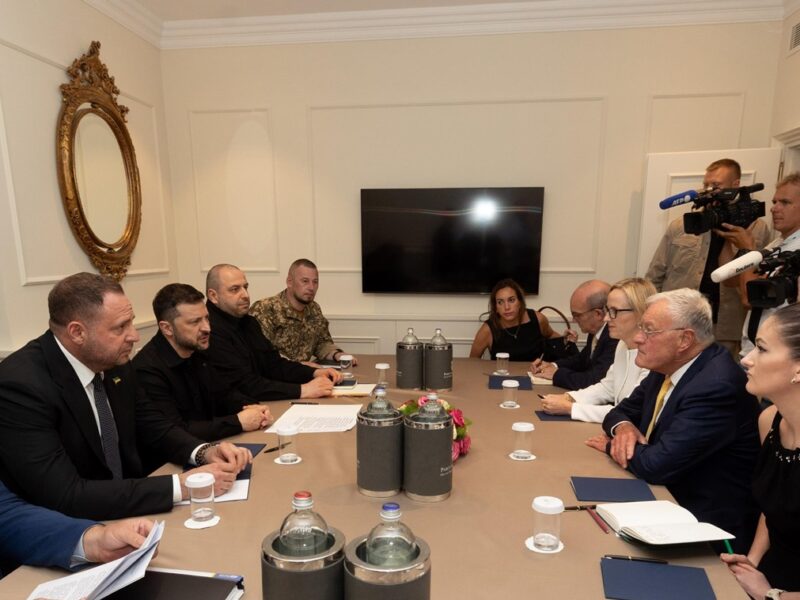 Зеленський розповів про що говорив з Келлогом